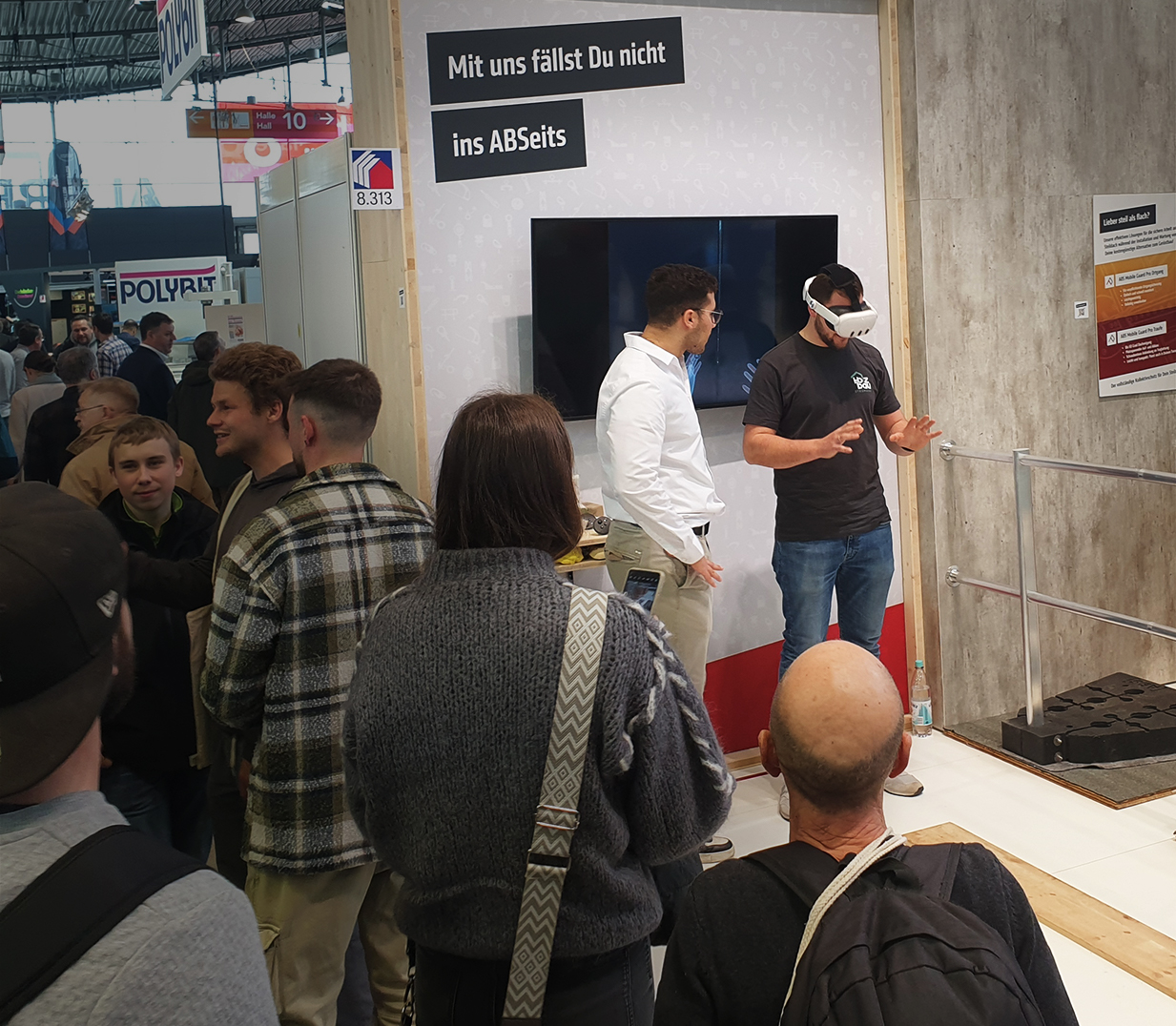 Menschen mit VR-Brillen auf einem Event, im Hintergrund Firmenbranding